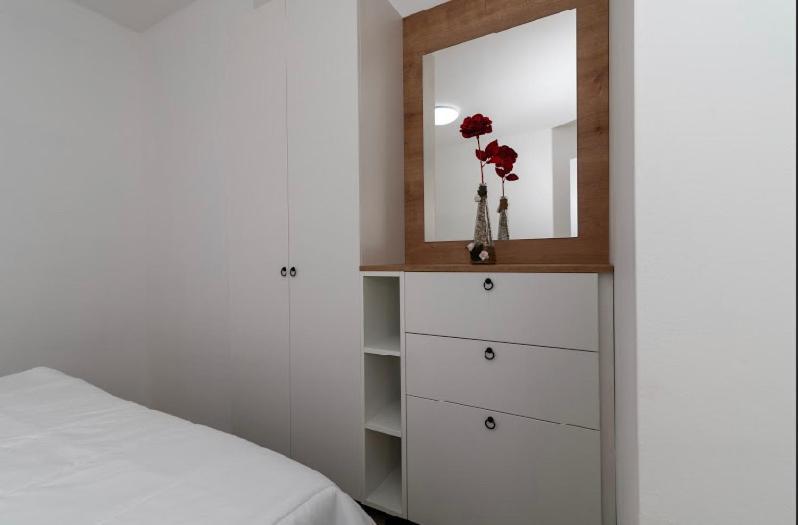 Small Private House With A Terrace In Trogir Apartment ภายนอก รูปภาพ